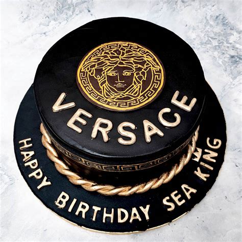 le bon pâtisserie versace medusa red velvet cake 2022 